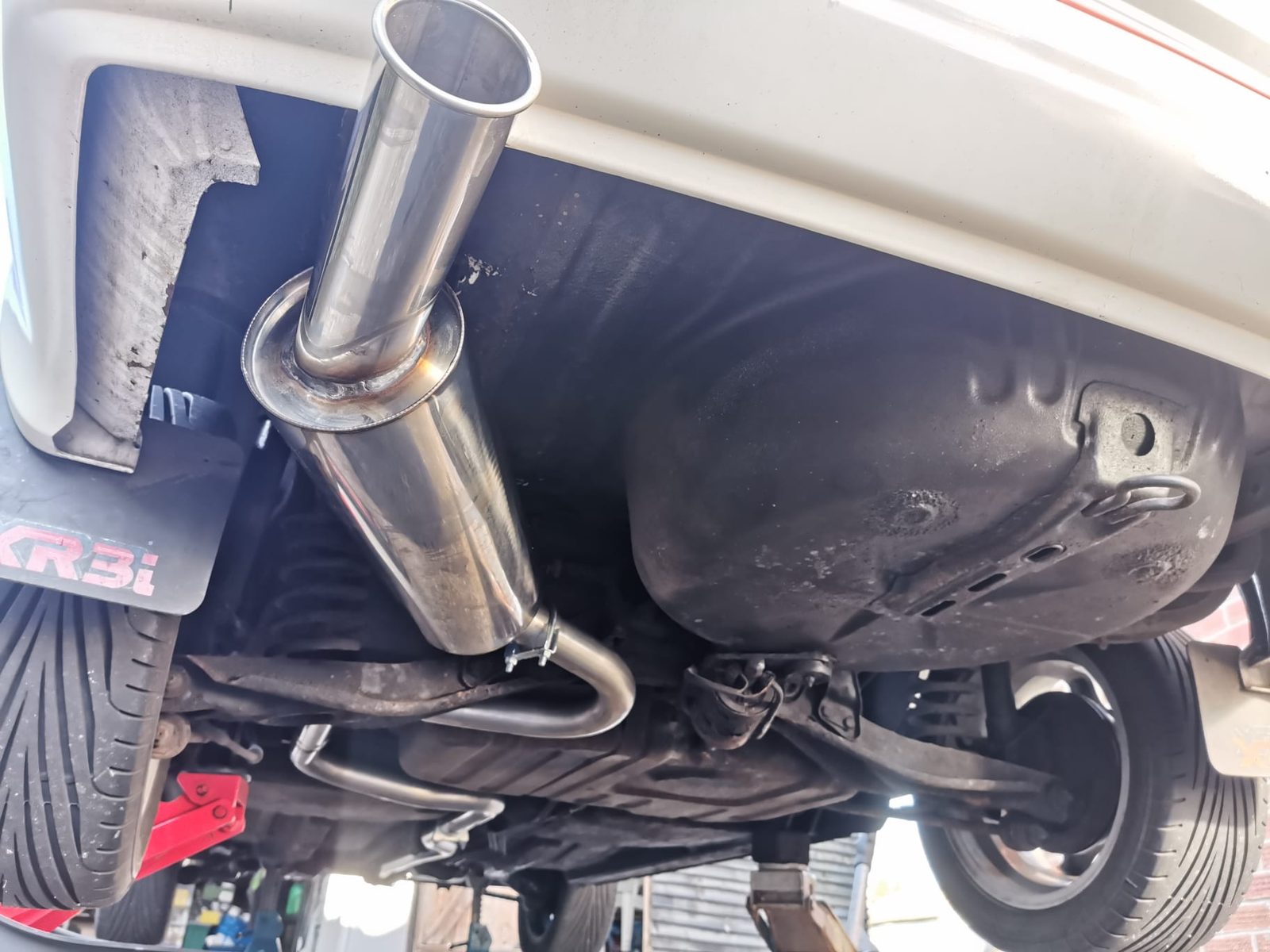 Stainless steel exhaust back box under the Escort XR3i